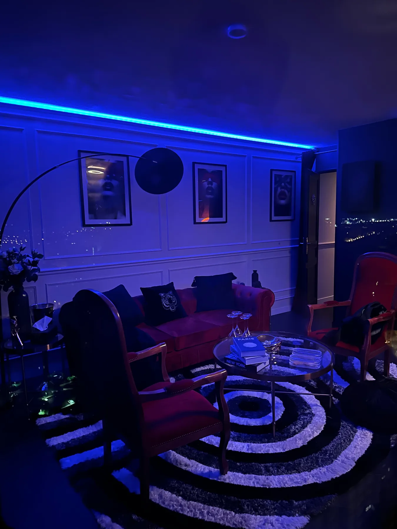 Canapé et salon dans une ambiance lumineuse bleue