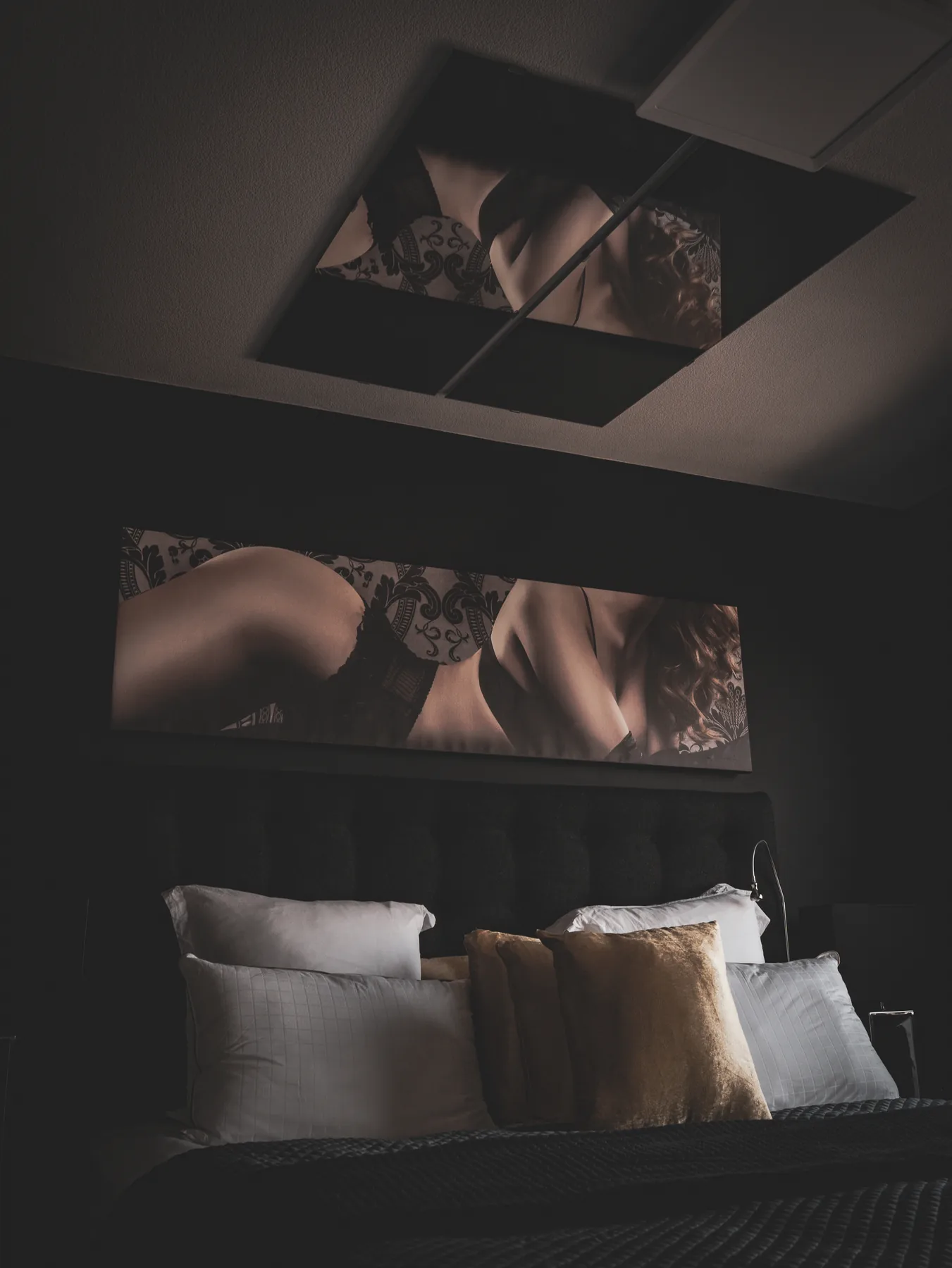 Chambre et literie de Love Horizons sous les miroirs
