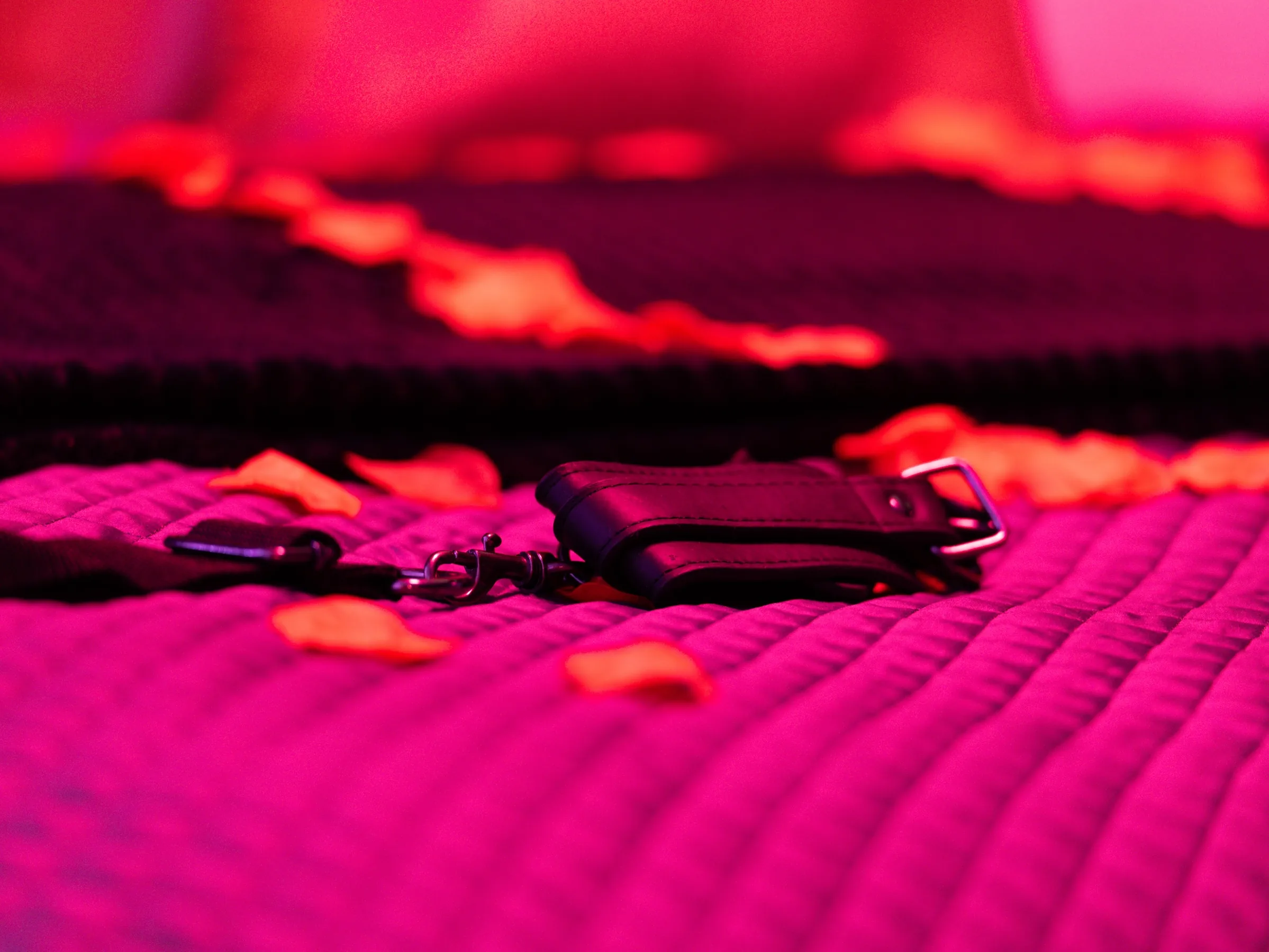 Accessoires et pétales disposés sur le lit