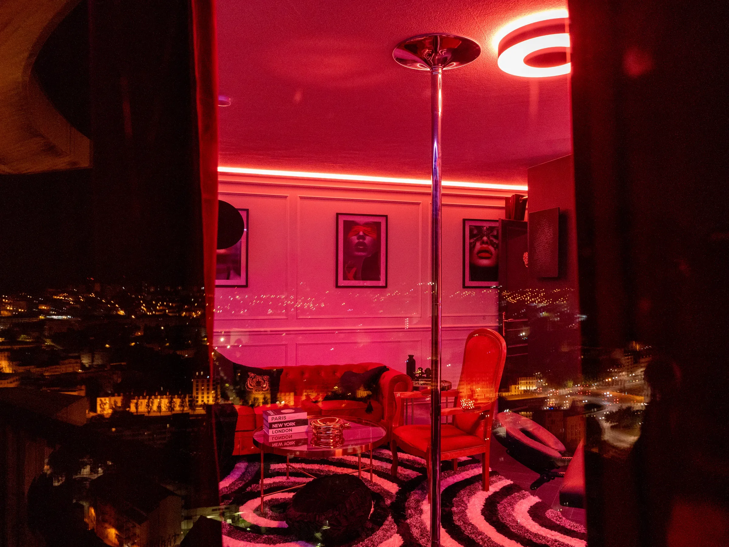 Salon bordeaux de Love Horizons et reflets des lumières de Rennes